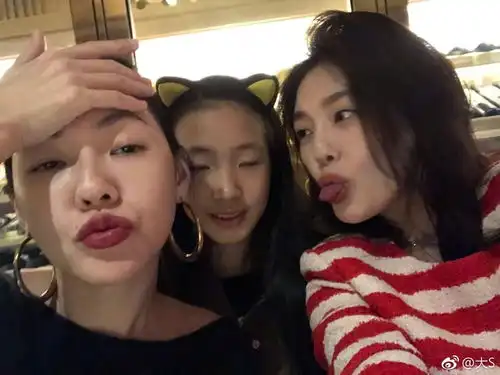  大小s同框谁更有少女感素颜也能打可不是随便说说