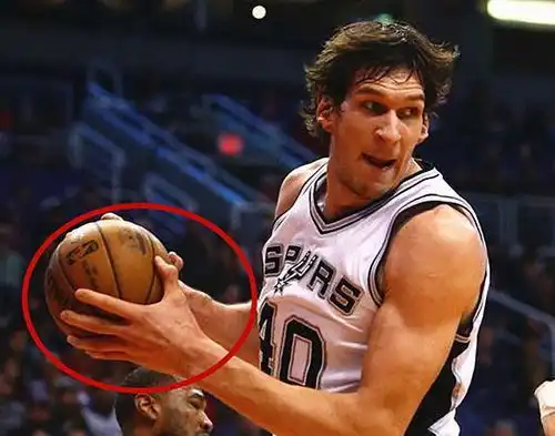 博班招牌动作就是站扣,他是nba的巨人,娶个老婆比自己矮70公分 博班招牌动作就是站扣,他是nba的巨人,娶个老婆比自己矮70公分