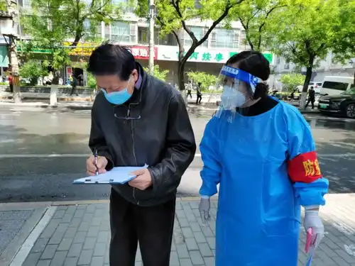  白纸坊街道助力疫情防控西城大妈一直都在