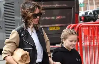 贝克汉姆带着全家参加曼联友谊赛小七哈珀身材暴瘦抢镜 贝克汉姆带着全家参加曼联友谊赛小七哈珀身材暴瘦抢镜