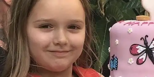 小七指着爸爸的纹身这是我的名字哈珀塞文贝克汉姆 小七指着爸爸的纹身这是我的名字哈珀塞文贝克汉姆