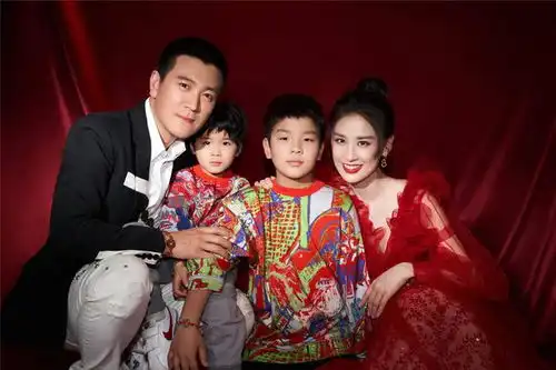  太卑微黄圣依直播间肚子疼表情痛苦,杨子漠不关心叫她喝热水