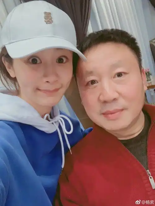  杨紫一家三口同框,爸妈搂在一起喝红酒,童年照太抢镜了