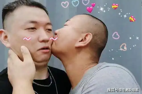  药水哥找gai合影被拒,却被跑上来的giao哥强吻,药水哥表情亮了