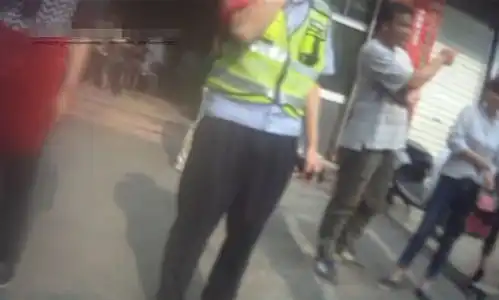  南宁一女子被人当街拳打脚踢,场面不忍直视