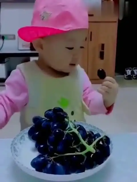  被小宝宝这嘚瑟的表情迷住了,太可爱了