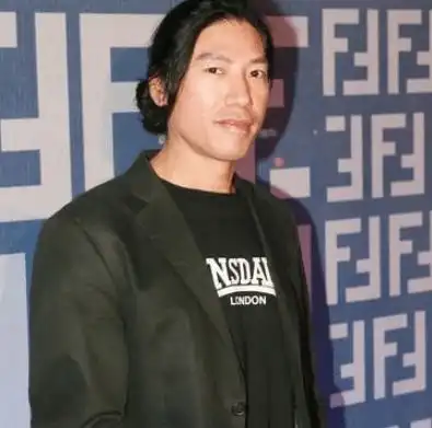  他是古惑仔里的乌鸦哥,戏中与生活中反差巨大,56岁至今未婚