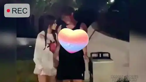  情侣牵手嬉戏打闹,女友突变川渝暴龙上脚秒杀,男友表情亮了