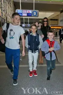 贝嫂带四子女返英小七情绪不佳二公子冷面 贝嫂带四子女返英小七情绪不佳二公子冷面