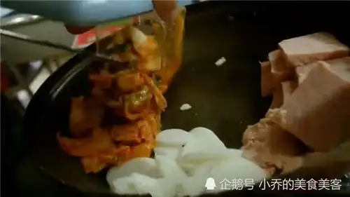  美国主持人受邀吃韩国火锅,被对方称作旷世美味,表情无奈