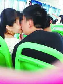  情侣公交车上嘴对嘴喂水果网友令人恶心