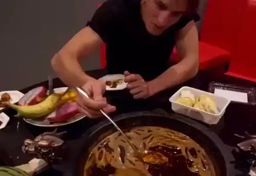  疯狂外国人吃火锅煮榴莲,吃一口表情瞬间亮了,这是最疯狂的火锅