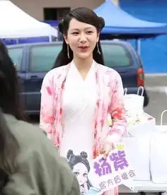  杨紫的白娘子笑得不自然,下巴绷紧又变脸