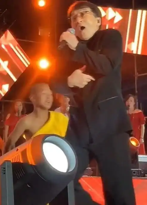 踹人的表情包伴舞
