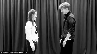  英国布大与陌生人接吻活动学生镜头前与陌生人接吻