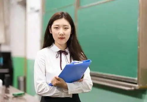  95后女教师独特阅卷方式走红,评语让人忍俊不禁,段子手附体