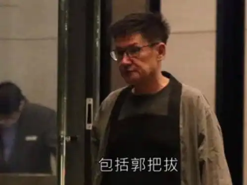  向佐求婚现场郭碧婷爸爸严肃表情实力抢镜,网友嫁女儿不高兴