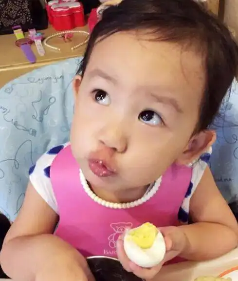  黄磊晒女儿多妹享受美食的视频,网友有美食就是我向往的生活