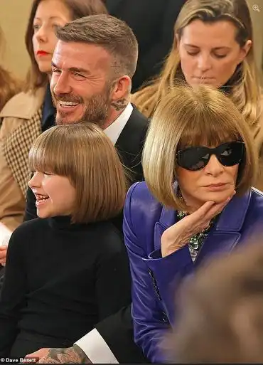  贝嫂抱小七大哭,伦敦时装周更多照片露出,贝嫂新季什么值得买