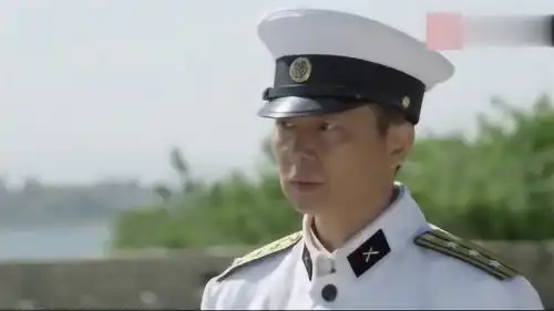  将军发现战士们的包子都没肉馅,指着团长的鼻子一顿痛批