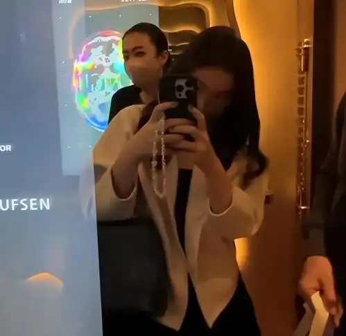  刘銮雄14岁女儿逛奢品店,与母亲甘比扫货数十万,表情相当轻松