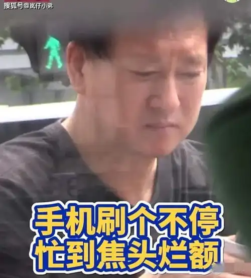  郑爽出事后父亲首次露面,没有了明星爸爸的气质,表情满脸惆怅