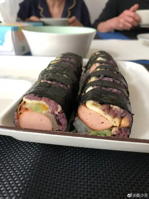  组图蔡少芬宅家做寿司用料丰富女儿夸赞好吃表情超满足
