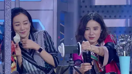 宋佳是在用表情配音看韩雪吃饭的样子估计是没心情再吃... 宋佳是在用表情配音看韩雪吃饭的样子估计是没心情再吃...