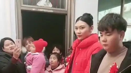  能看出新娘有啥不一样吗看新郎官这表情,他们的婚姻怕是不长久