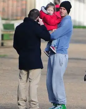 贝克汉姆带孩子踢球小七超萌似企鹅