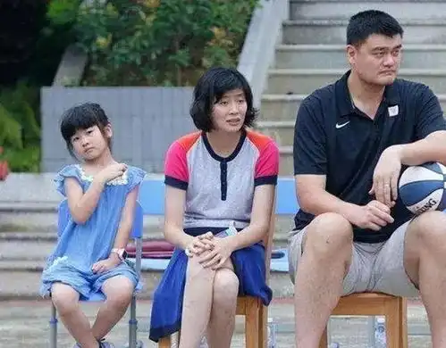  姚明坐飞机太尴尬,只能翘着二郎腿,参加活动被围观表情很淡定