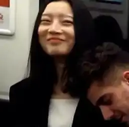  两男子靠在美女身上装睡,美女表情亮了