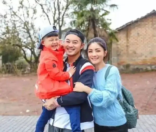  表情沙溢和胡可父母对孩子最好的爱,就是彼此相爱新闻频道表情