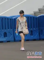  长腿靓丽美女助阵恒大铁帅赛前表情严肃