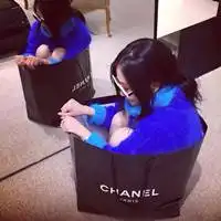 qq表情搞笑带字的图片女