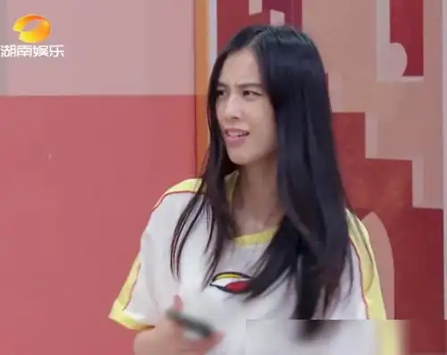  黄圣依真不愧是少奶奶,节目组半夜发布任务,她的表情证明了一切