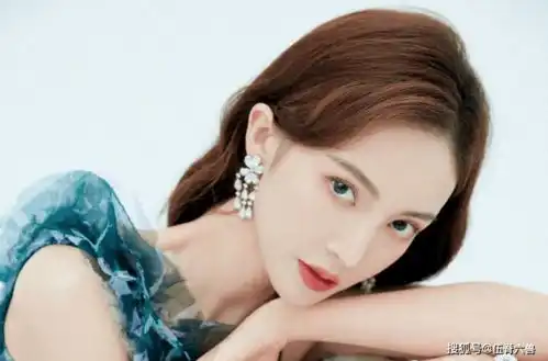  李易峰金晨恋爱了李易峰火速辟谣后,金晨变身表情包晒哭脸