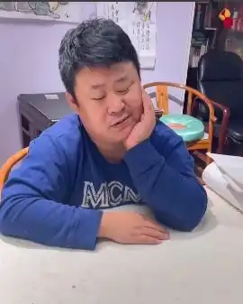  62岁毕福剑近照太苍老,瘫坐沙发表情呆滞,屋里家具泛白破损