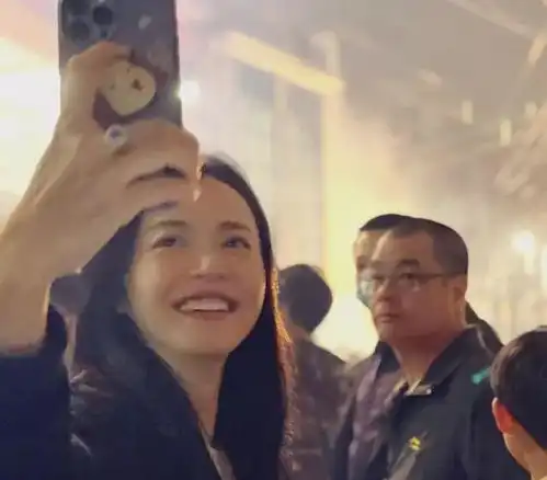  43岁姚晨回老家过年,被拍素颜生图,表情扭曲白发多仍被赞有气质