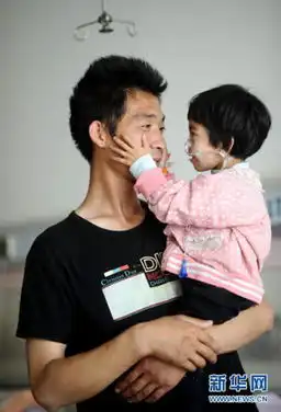  父亲嘴对嘴喂食女儿患病女儿没牙齿