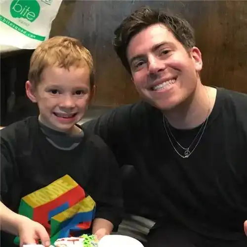  哈哈哈表情包最多的假笑男孩开微博了,网友我先笑为敬