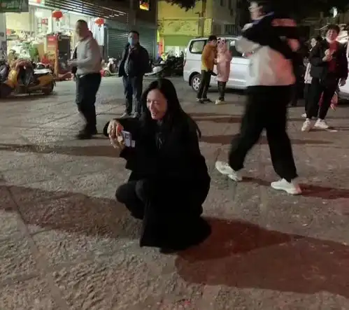  43岁姚晨回老家过年,被拍素颜生图,表情扭曲白发多仍被赞有气质