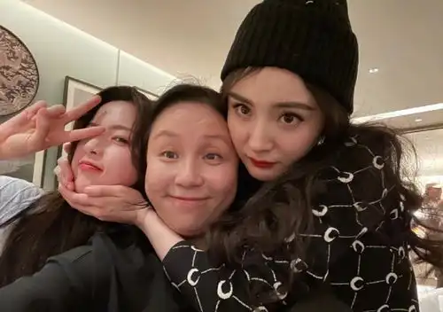  杨幂和杨超越龙丹妮合影,招牌式狐狸围脖环抱左右,成全场气氛组担当