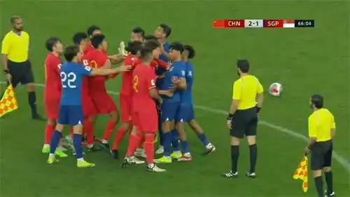 美女的烦恼表情包国足