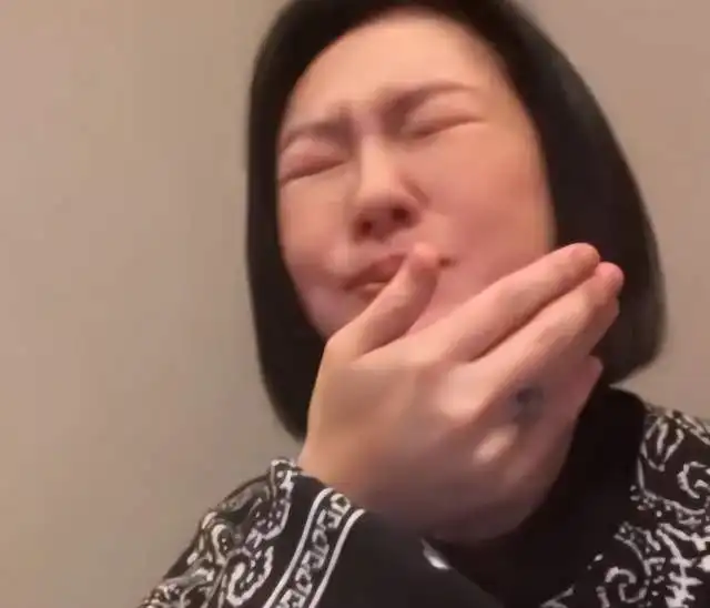  太卑微,小s吃个韩国餐都能激动爆哭,膝盖太软,跪舔毫无底线