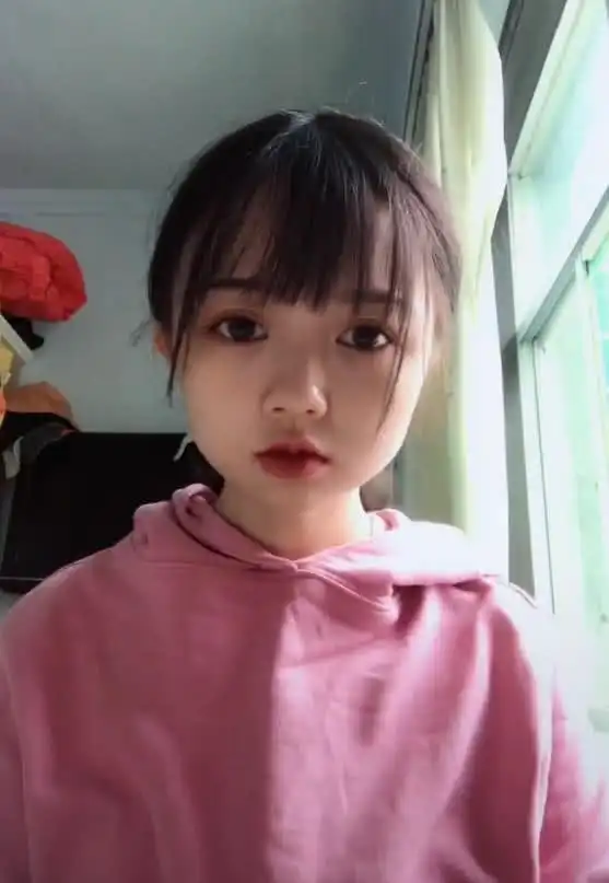  抖音妹子哭诉自己脸太胖,关掉美颜后,网友心都萌化了
