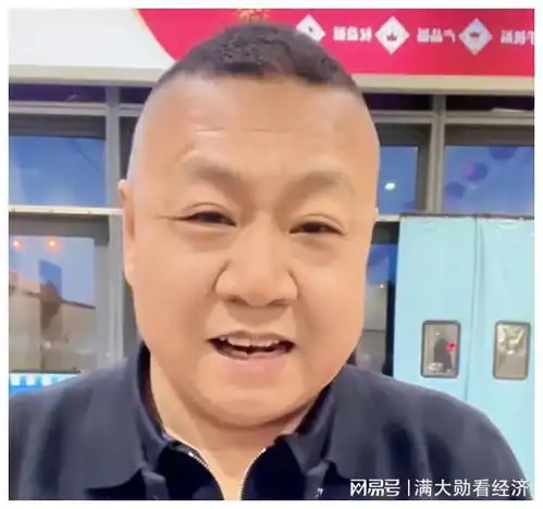  小沈阳回老家探望父母惹争议语气表情神似哥哥,女儿超像奶奶