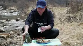  啥家庭呀骑个二八没前轮,就这条件还顿顿都吃肉,傻人有傻福