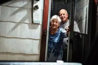  忍不住哭了父母的每一次送别,这个摄影师都拍了下来