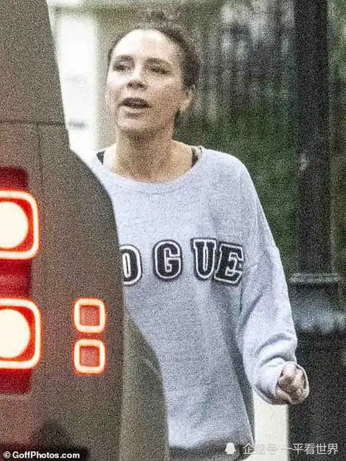 贝嫂维多利亚为女儿不顾形象素颜追出门外,与小七哈珀隔窗吻别 贝嫂维多利亚为女儿不顾形象素颜追出门外,与小七哈珀隔窗吻别